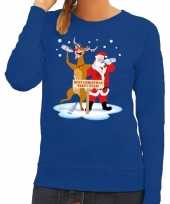 Foute kersttrui blauw met een dronken kerstman en rudolf voor dames